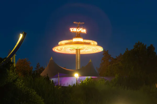 Kouvola, Finlandia - 24 de agosto de 2019: Paseo rotatorio Taifun en el parque de atracciones Tykkimaki . — Foto de Stock