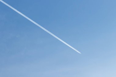 Beyaz uçak yüksek mavi gökyüzünde uçan