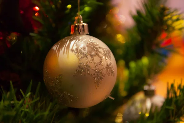 Karte mit goldener Weihnachtskugel. — Stockfoto