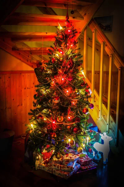 Weihnachtsszene mit Baum und Geschenken zu Hause — Stockfoto