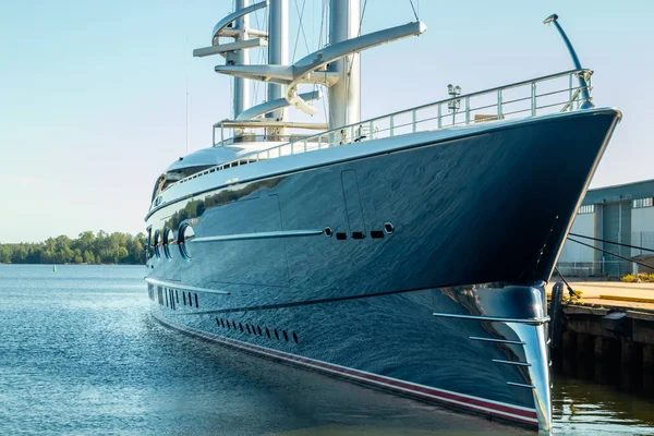 Kotka, Finnland - 28. August 2019: Super-Luxusjacht Black Pearl im Hafen von kotka festgemacht — Stockfoto