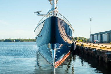 Kotka, Finlandiya - 28 Ağustos 2019: Süper lüks yat Black Pearl Kotka limanında demirledi