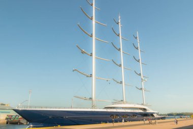 Kotka, Finlandiya - 28 Ağustos 2019: Süper lüks yat Black Pearl Kotka limanında demirledi