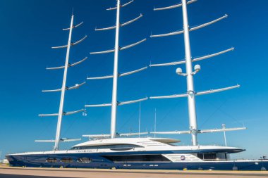 Kotka, Finlandiya - 28 Ağustos 2019: Süper lüks yat Black Pearl Kotka limanında demirledi