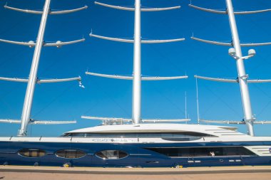 Kotka, Finlandiya - 28 Ağustos 2019: Süper lüks yat Black Pearl Kotka limanında demirledi