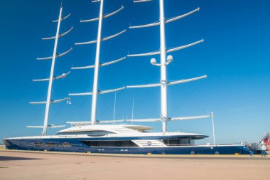 Kotka, Finlandiya - 28 Ağustos 2019: Süper lüks yat Black Pearl Kotka limanında demirledi