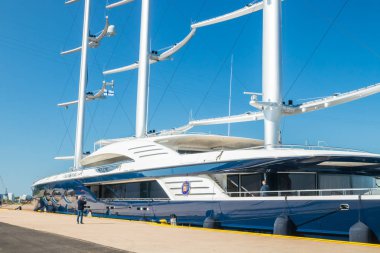 Kotka, Finlandiya - 28 Ağustos 2019: Süper lüks yat Black Pearl Kotka limanında demirledi