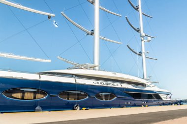 Kotka, Finlandiya - 28 Ağustos 2019: Süper lüks yat Black Pearl Kotka limanında demirledi