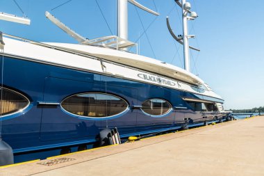 Kotka, Finlandiya - 28 Ağustos 2019: Süper lüks yat Black Pearl Kotka limanında demirledi