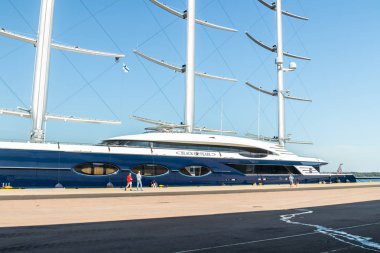 Kotka, Finlandiya - 28 Ağustos 2019: Süper lüks yat Black Pearl Kotka limanında demirledi