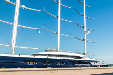 Kotka, Finlandiya - 28 Ağustos 2019: Süper lüks yat Black Pearl Kotka limanında demirledi