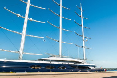 Kotka, Finlandiya - 28 Ağustos 2019: Süper lüks yat Black Pearl Kotka limanında demirledi