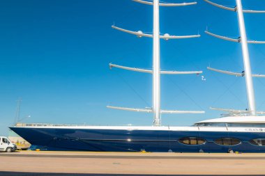 Kotka, Finlandiya - 28 Ağustos 2019: Süper lüks yat Black Pearl Kotka limanında demirledi