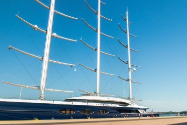 Kotka, Finlandiya - 28 Ağustos 2019: Süper lüks yat Black Pearl Kotka limanında demirledi