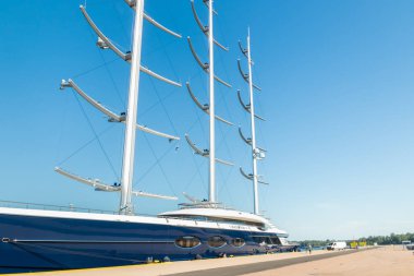 Kotka, Finlandiya - 28 Ağustos 2019: Süper lüks yat Black Pearl Kotka limanında demirledi