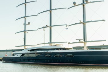 Kotka, Finlandiya - 28 Ağustos 2019: Süper lüks yat Black Pearl Kotka limanında demirledi