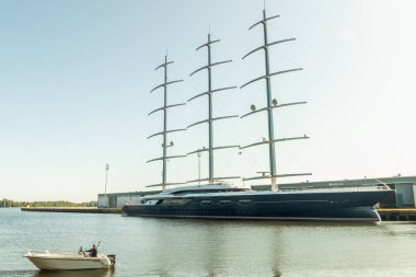 Kotka, Finlandiya - 28 Ağustos 2019: Süper lüks yat Black Pearl Kotka limanında demirledi