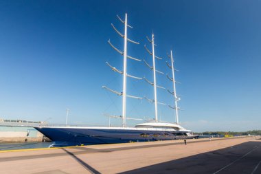 Kotka, Finlandiya - 28 Ağustos 2019: Süper lüks yat Black Pearl Kotka limanında demirledi