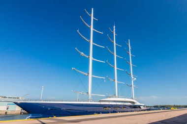 Kotka, Finlandiya - 28 Ağustos 2019: Süper lüks yat Black Pearl Kotka limanında demirledi