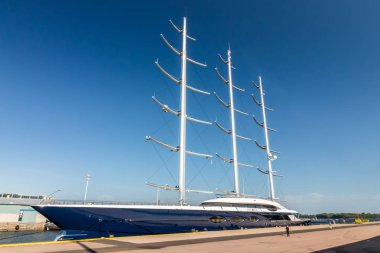 Kotka, Finlandiya - 28 Ağustos 2019: Süper lüks yat Black Pearl Kotka limanında demirledi