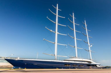 Kotka, Finlandiya - 28 Ağustos 2019: Süper lüks yat Black Pearl Kotka limanında demirledi