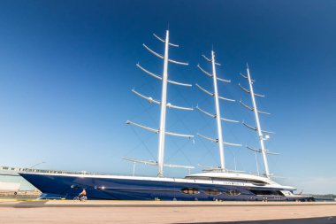 Kotka, Finlandiya - 28 Ağustos 2019: Süper lüks yat Black Pearl Kotka limanında demirledi