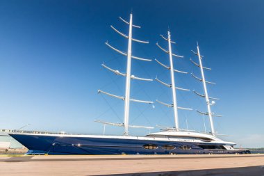 Kotka, Finlandiya - 28 Ağustos 2019: Süper lüks yat Black Pearl Kotka limanında demirledi