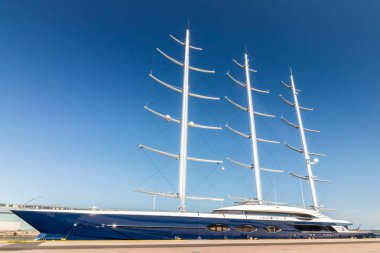 Kotka, Finlandiya - 28 Ağustos 2019: Süper lüks yat Black Pearl Kotka limanında demirledi