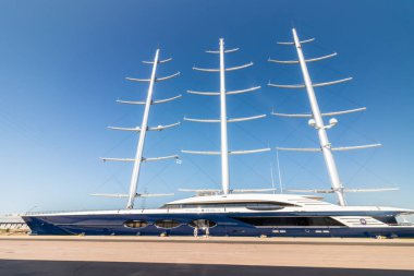 Kotka, Finlandiya - 28 Ağustos 2019: Süper lüks yat Black Pearl Kotka limanında demirledi