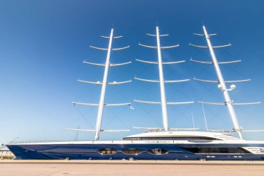 Kotka, Finlandiya - 28 Ağustos 2019: Süper lüks yat Black Pearl Kotka limanında demirledi