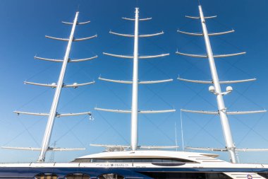 Kotka, Finlandiya - 28 Ağustos 2019: Süper lüks yat Black Pearl Kotka limanında demirledi