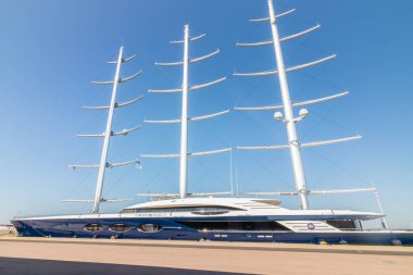 Kotka, Finlandiya - 28 Ağustos 2019: Süper lüks yat Black Pearl Kotka limanında demirledi