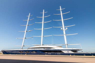 Kotka, Finlandiya - 28 Ağustos 2019: Süper lüks yat Black Pearl Kotka limanında demirledi