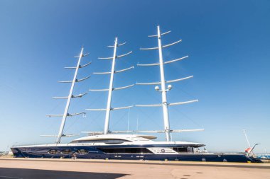 Kotka, Finlandiya - 28 Ağustos 2019: Süper lüks yat Black Pearl Kotka limanında demirledi