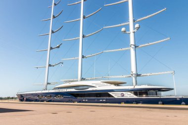 Kotka, Finlandiya - 28 Ağustos 2019: Süper lüks yat Black Pearl Kotka limanında demirledi