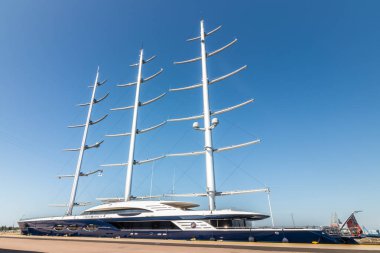 Kotka, Finlandiya - 28 Ağustos 2019: Süper lüks yat Black Pearl Kotka limanında demirledi