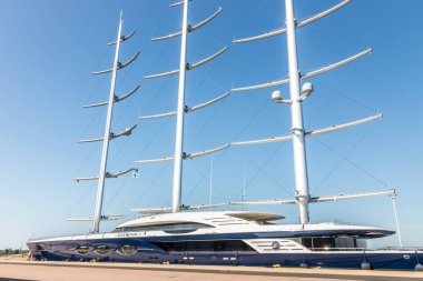 Kotka, Finlandiya - 28 Ağustos 2019: Süper lüks yat Black Pearl Kotka limanında demirledi