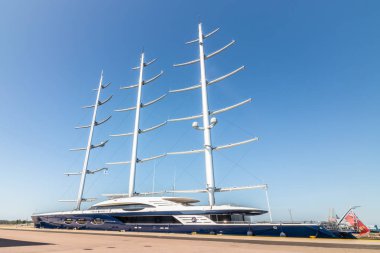 Kotka, Finlandiya - 28 Ağustos 2019: Süper lüks yat Black Pearl Kotka limanında demirledi