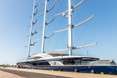 Kotka, Finlandiya - 28 Ağustos 2019: Süper lüks yat Black Pearl Kotka limanında demirledi