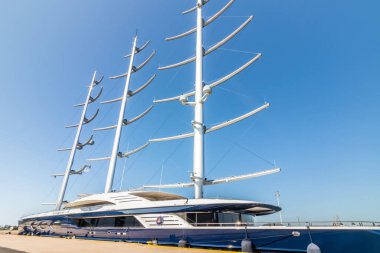 Kotka, Finlandiya - 28 Ağustos 2019: Süper lüks yat Black Pearl Kotka limanında demirledi