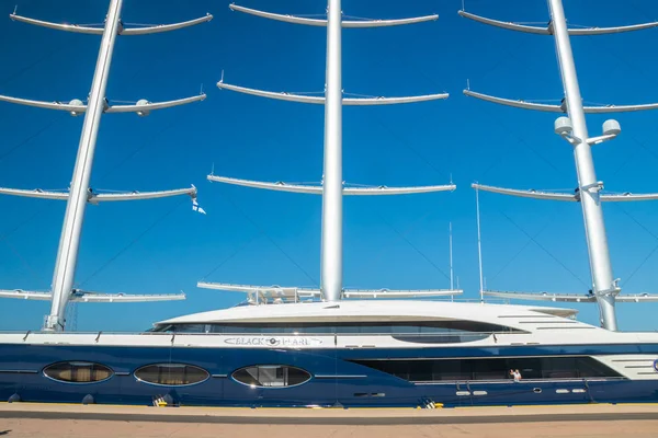 Kotka, Finlandiya - 28 Ağustos 2019: Süper lüks yat Black Pearl Kotka limanında demirledi