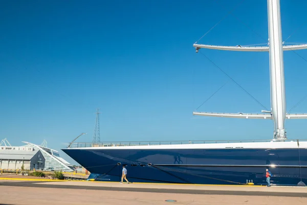 Kotka, Finnland - 28. August 2019: Super-Luxusjacht Black Pearl im Hafen von kotka festgemacht — Stockfoto