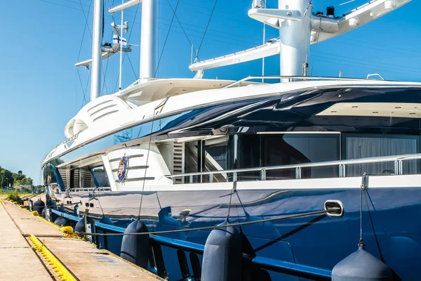 Kotka, Finlandiya - 28 Ağustos 2019: Süper lüks yat Black Pearl Kotka limanında demirledi