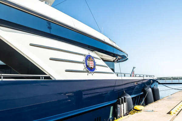 Kotka, Finlandiya - 28 Ağustos 2019: Süper lüks yat Black Pearl Kotka limanında demirledi