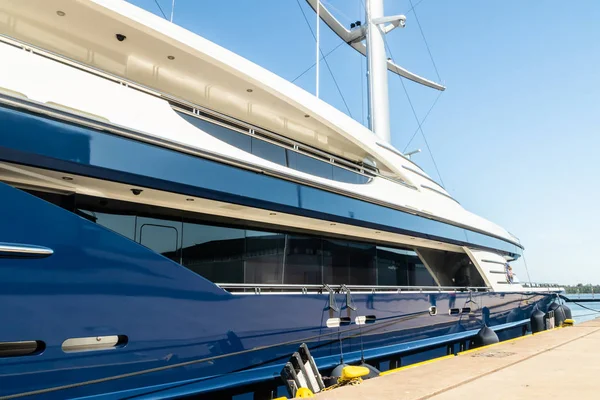 Kotka, Finlandia - 28 Agosto 2019: Super yacht di lusso Black Pearl ormeggiato nel porto di Kotka — Foto Stock