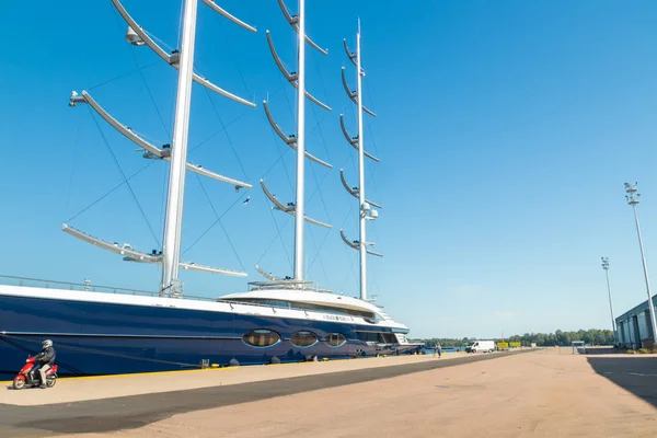 Kotka, Finnland - 28. August 2019: Super-Luxusjacht Black Pearl im Hafen von kotka festgemacht — Stockfoto