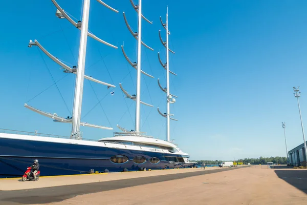 Kotka, Finnland - 28. August 2019: Super-Luxusjacht Black Pearl im Hafen von kotka festgemacht — Stockfoto