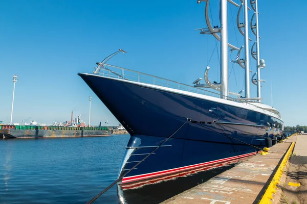 Kotka, Finlandiya - 28 Ağustos 2019: Süper lüks yat Black Pearl Kotka limanında demirledi