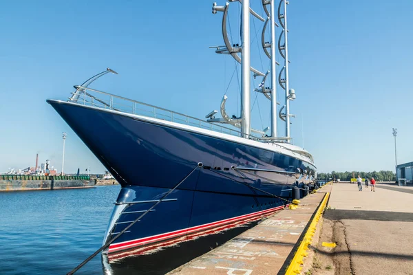 Kotka, Finlandiya - 28 Ağustos 2019: Süper lüks yat Black Pearl Kotka limanında demirledi