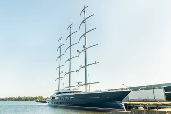 Kotka, Finlandia-28 sierpnia 2019: Super luksusowy jacht Black Pearl zacumowany w porcie kotka — Zdjęcie stockowe
